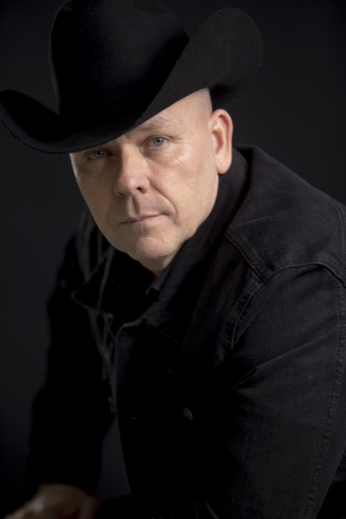 “PATRICK SHANNON” PRESENTA SU NUEVO SENCILLO “COMERTE A BESOS”.