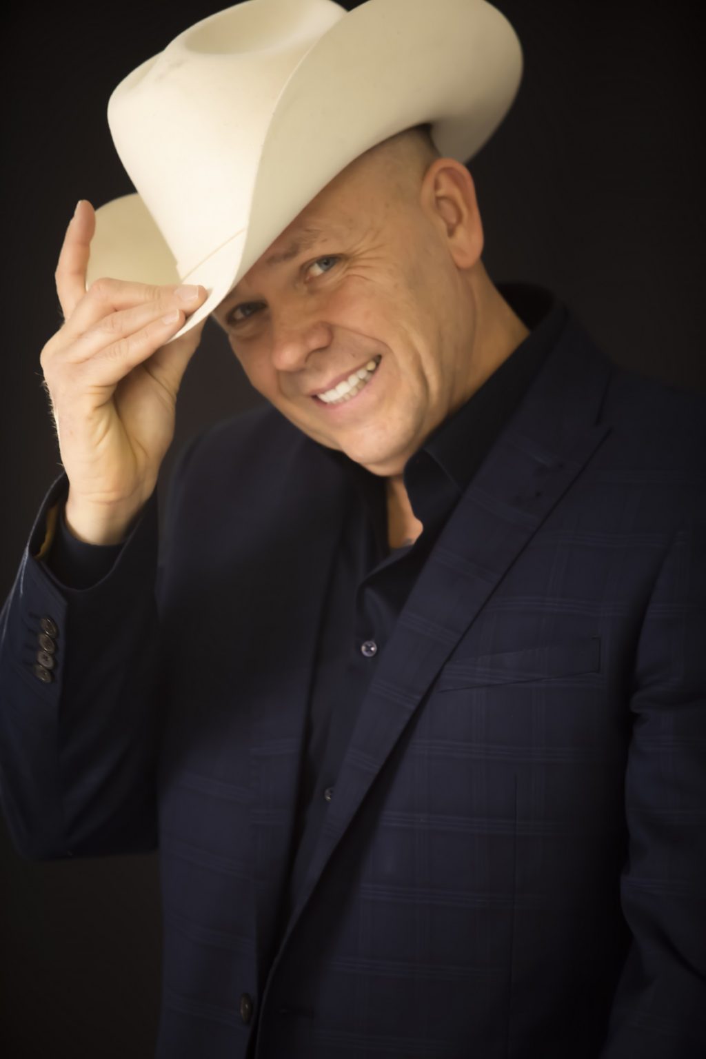 “PATRICK SHANNON” PRESENTA SU NUEVO SENCILLO “COMERTE A BESOS”.